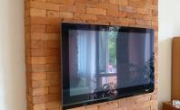 ściana  z płytek z ciętej cegły z telewizorem